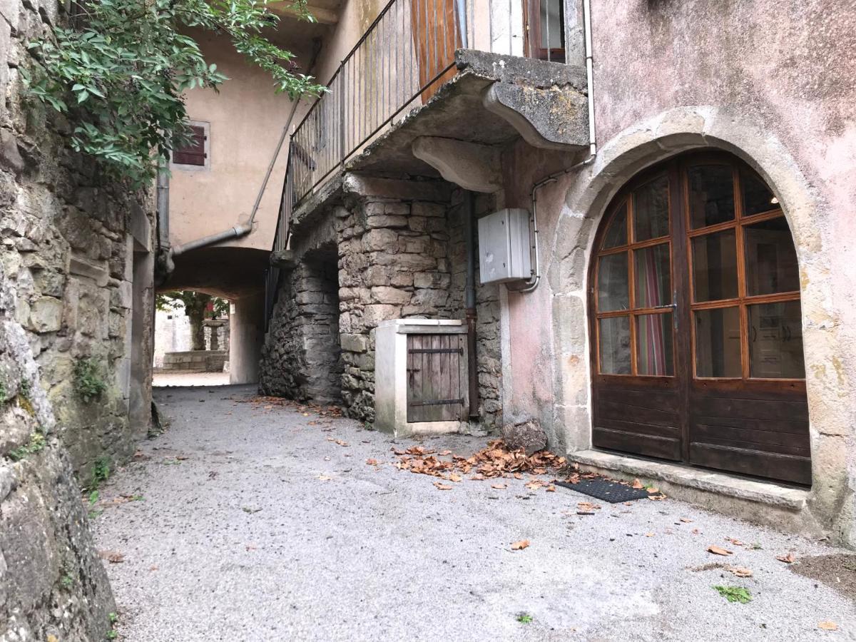 Maison De Village Au Coeur Des Remparts Сент-Элали-дю-Сернон Экстерьер фото