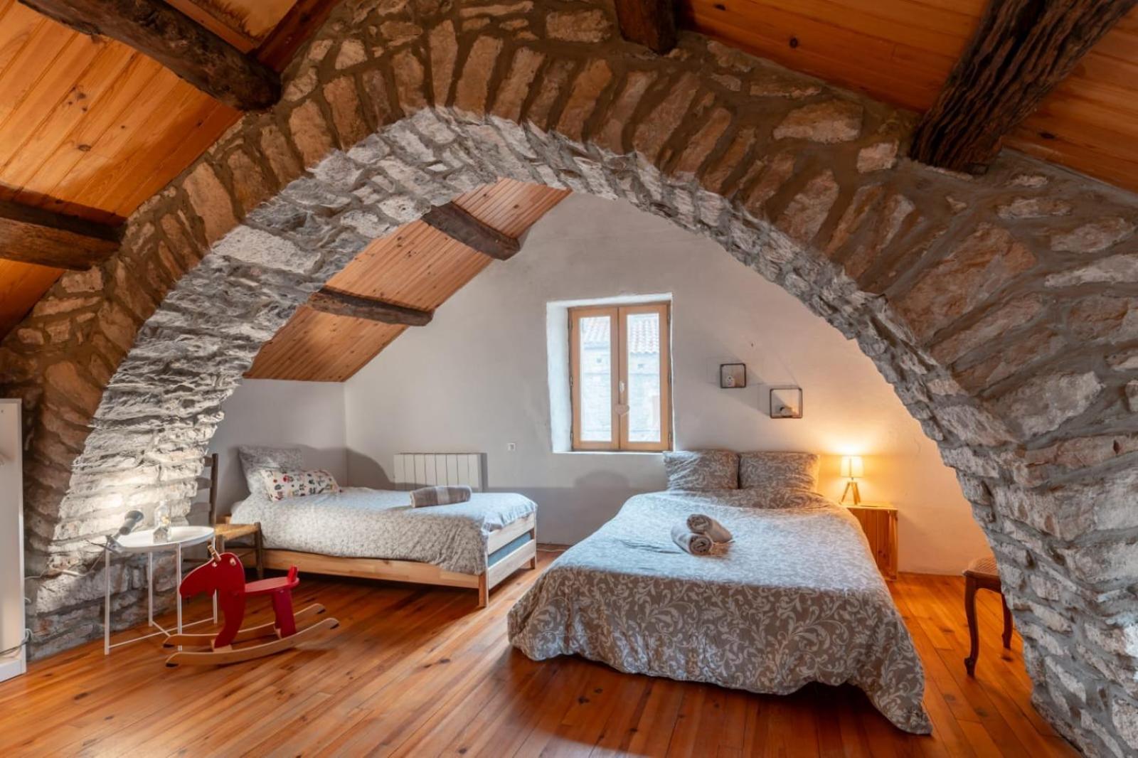 Maison De Village Au Coeur Des Remparts Сент-Элали-дю-Сернон Экстерьер фото